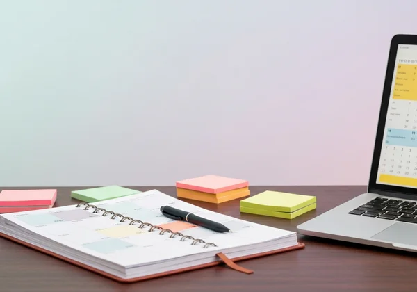 整理整頓されたデスクとプランナー、ADHD対処戦略を表現。